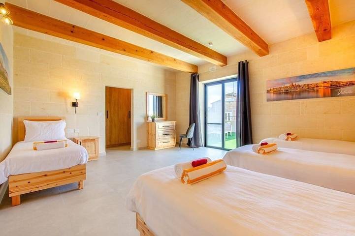 300 Jahre alte Gozo Villa: 2 Pools, Dachlounge, Meerblick in San Lawrenz, Gozo