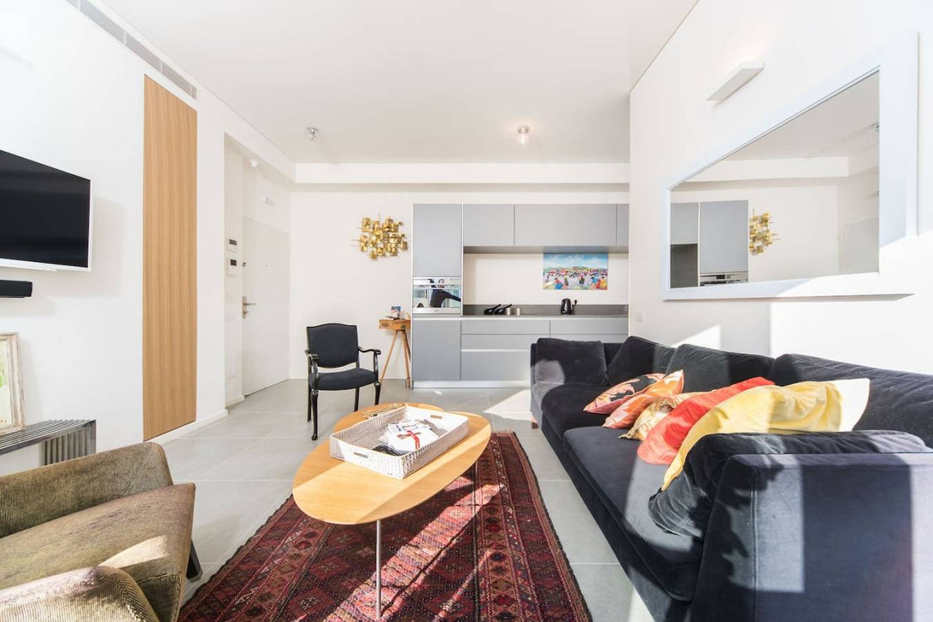 Geheel appartement, Bright Apt w Balcony & Mamad 10min Walk from Beach in Tel Aviv, Tel Aviv (district)