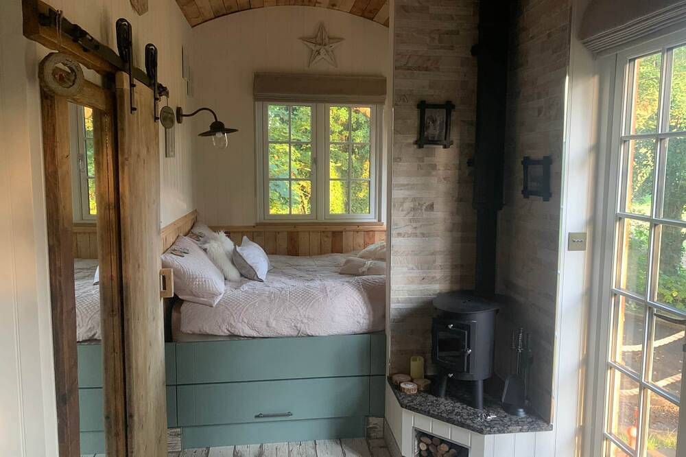 Luxury Shepherd's Hut with Hot Tub in Leigh, Grand Manchester