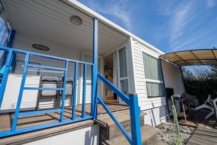 Estancia Confortable y Relajante en Les Mathes: Mobilhome 4 Personas con Jardín Privado y Tenis in Les Mathes, Côte de Beauté
