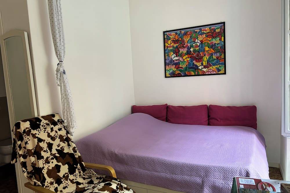 Friendly Africa Room in downtown Como near lake, funicular, train and bus stop in Como, Lake Como