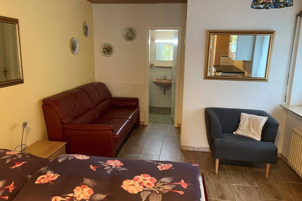 Doppelzimmer A, mit Terrasse - Gästehaus am Lindenweg in Meersburg, Region Bodensee-Oberschwaben