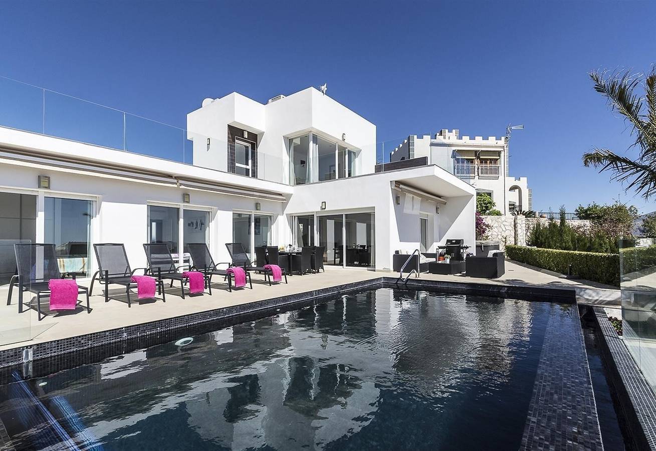 Villa 'Blanca' mit Meerblick, Wlan und Klimaanlage in Monte de los Almendros, Salobreña