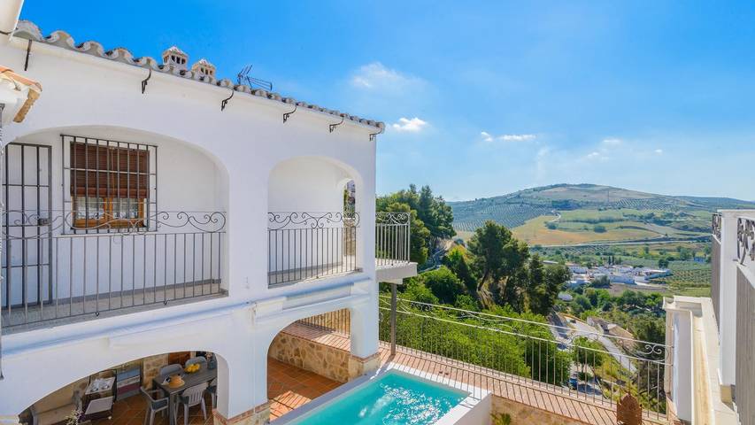 Location de vacances pour 8 personnes, avec Balcon/Terrasse et Piscine à Baena