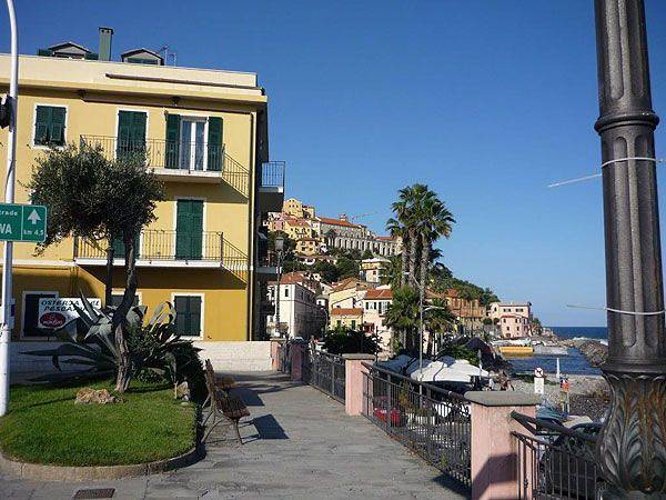 Ferienwohnung für 6 Personen, mit Balkon und Garten in Imperia
