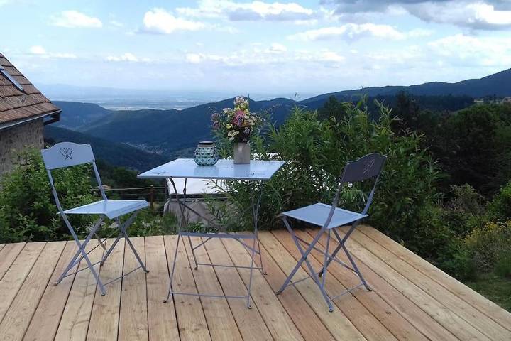 Gîte pour 2 personnes, avec terrasse ainsi que vue et jardin à Linthal