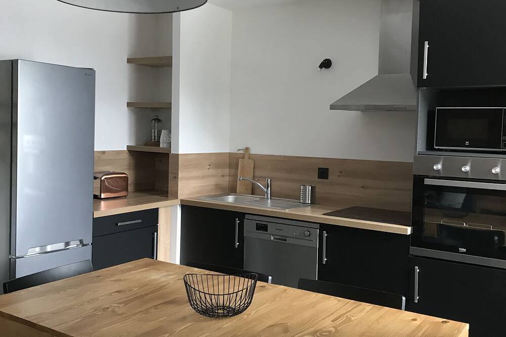 Entire apartment, 4-6 Pers apartment in the heart of the Chartreuse at the foot of the ski slopes in Sarcenas, Isère