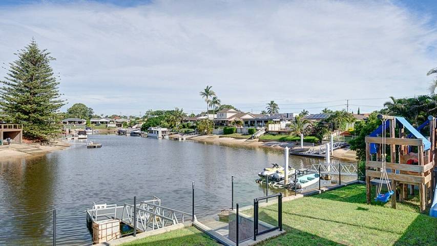 Holiday home for 14 people, with garden, with pets in Gold Coast