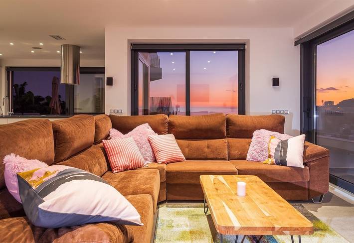 Luxury Villa Celeste Spa Retreat mit Meerblick, Bergblick, Pool, Wi-Fi, Klimaanlage und Terrasse in Torrox Costa, Torrox
