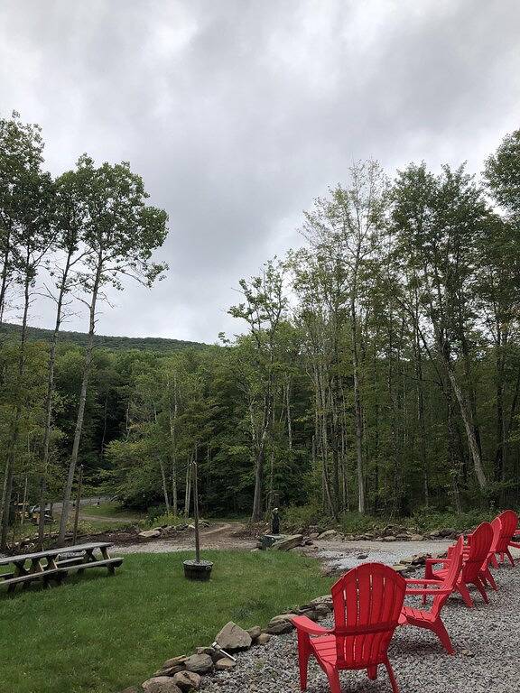 Vacation rental for 16 people, with pool and hot tub as well as yard, with pets in Catskill Mountains