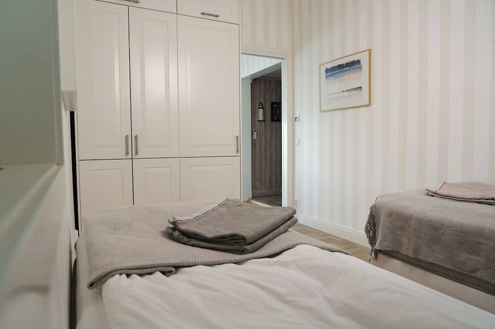 House with hot tub on the beach near Stockholm in Kummelnäs, Nacka