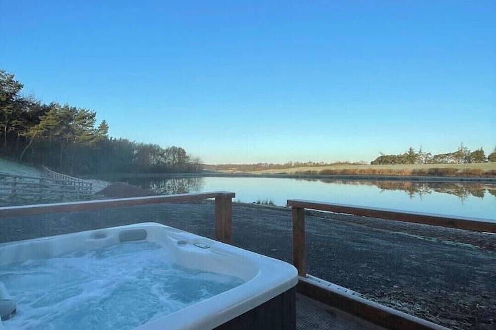 Cedar Lodge - Idyllically situated Lakeside & private hot tub fishing riding in Coldstream, Northumberland