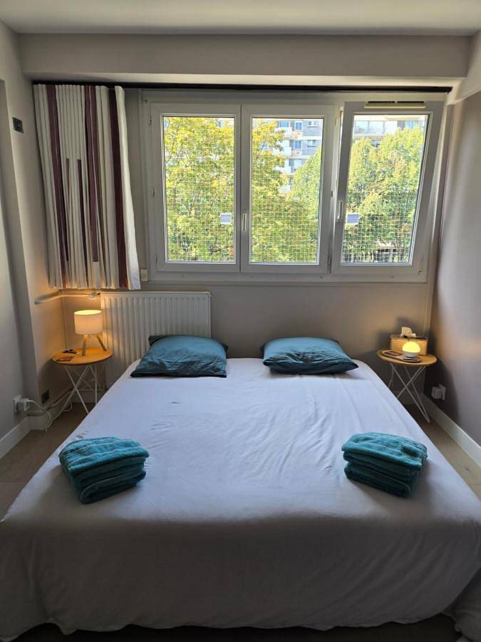 Location de vacances pour 2 personnes, avec Balcon ainsi que Jardin et Vue à Puteaux