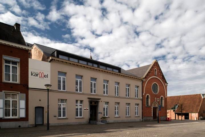 Hôtel pour 3 personnes, avec sauna ainsi que piscine et jardin