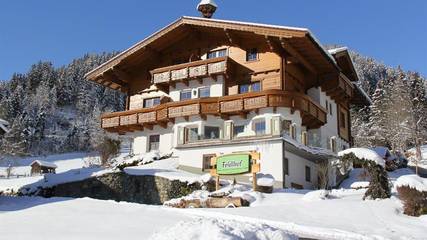 Ferienwohnung für 4 Personen, mit Sauna und Ausblick sowie Garten, kinderfreundlich in Schladming