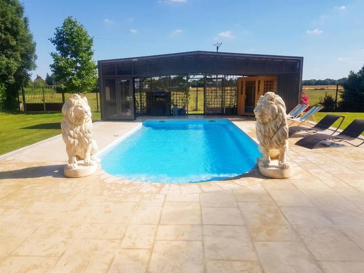 Location de vacances pour 12 personnes, avec Balcon et Terrasse ainsi que Jardin et Piscine à Saint-Clair-d'Arcey