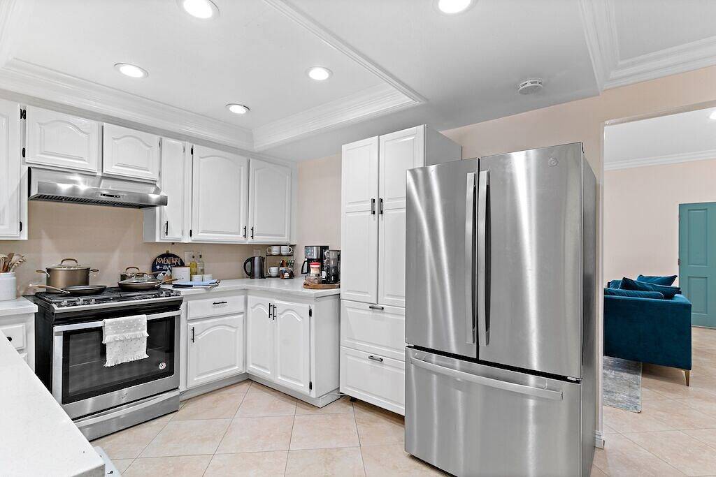 Elegant Disney Retreat in heart of Orange County by Beaches in Westminster, Orange County