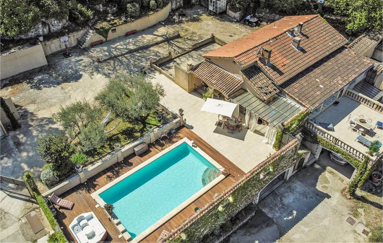 Location de vacances pour 6 personnes, avec terrasse et piscine à Vernègues