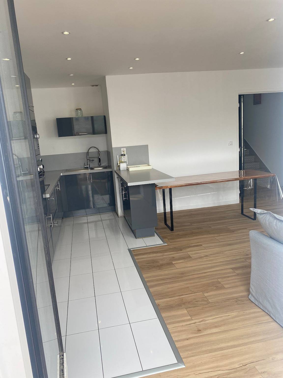 Appartement entier, Appartement « Cœur Centre Ville 50 m Plage » Vue Mer, Terrasse Privée et Wi-Fi in Royan, Côte de Beauté