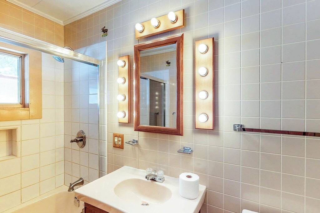 Haus am See w / private Dock, Kiesstrand & geschlossene Veranda - Hunde willkommen! in Greenville (ME), Moosehead Lake