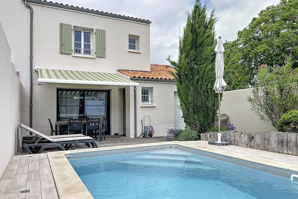 Maison de Flora - Piscine privée chauffée à 29°C de début avril à début novembre in Arces, Région de Saintes