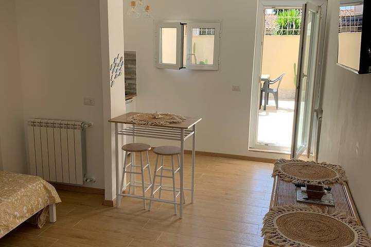 Entire apartment, Casa indipendente a due passi dal mare, vicinissima all'aeroporto. in Fiumicino, Rome Province