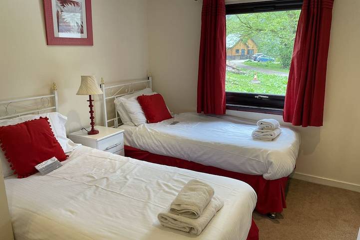 Mountain Thyme Lodge Pet friendly lodge on Loch Lochy in Loch Lochy, Highlands
