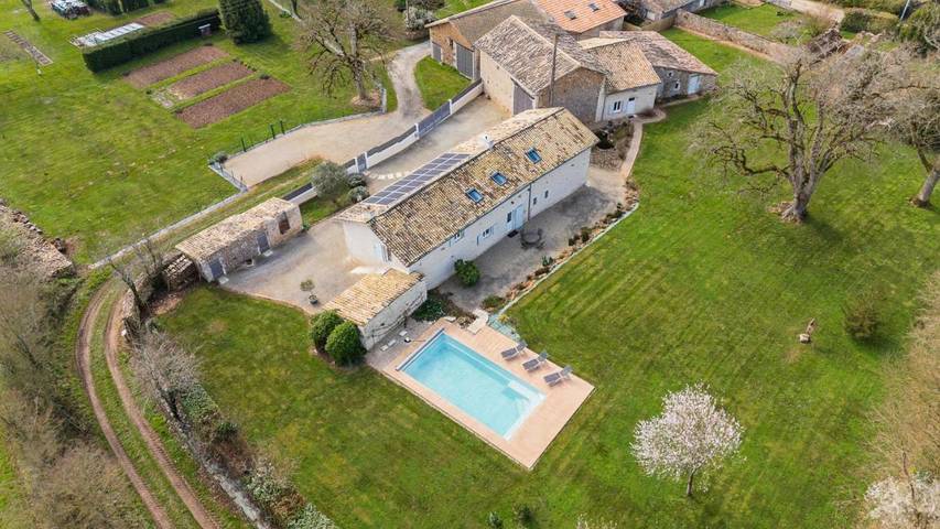 Location de vacances pour 11 personnes, avec Jacuzzi ainsi que Jardin et Piscine à Saint-Sauvant (Vienne)