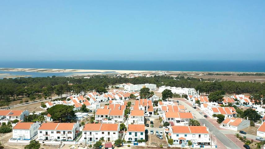 Casa de férias "Casa Lagoa Mar" junto à praia e lagoa, com terraço privado e Wi-Fi in Costa Alentejana