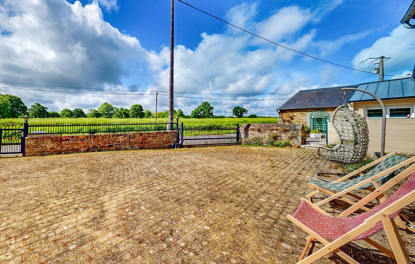Appartement confortable à deux lits avec parking et WiFi in Plouagat, Région de Guingamp