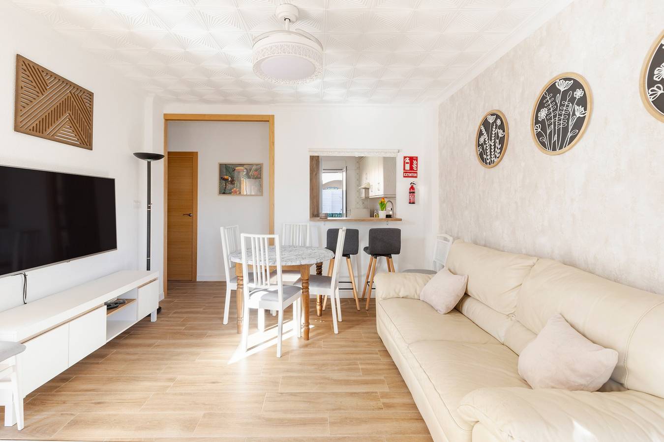 Casa vacacional 'La historia de la Casa de los Gatos' con terraza privada y Wi-Fi in Los Narejos, Mar Menor