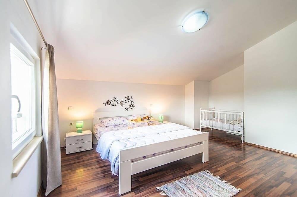 Spacious 6 Bedroom Villa, Modern Interiors, A/C, Private Pool, Village Setting - 3km to Sveti Lovrec in Zentralistrien