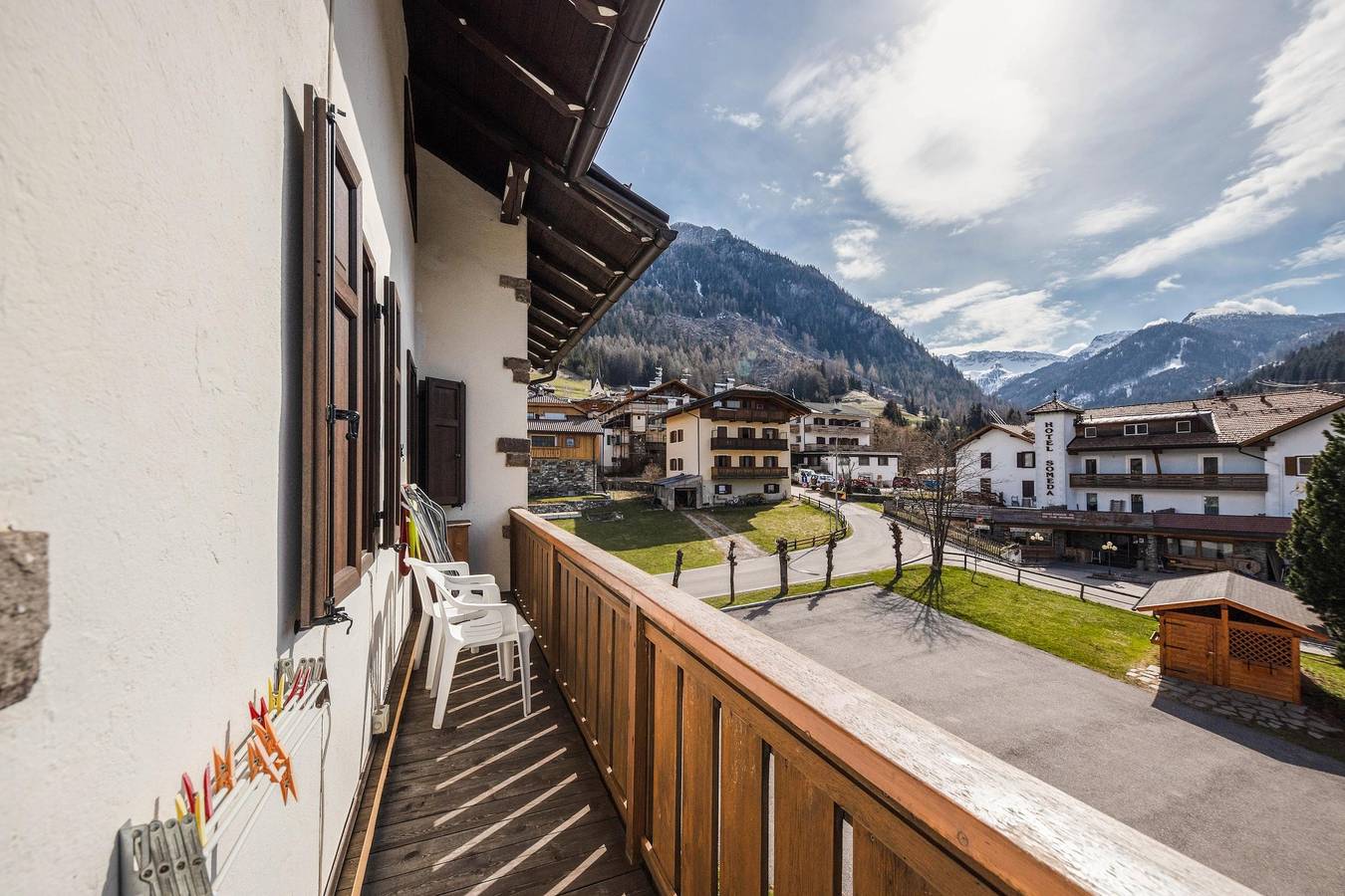 Ganze Wohnung, Ferienwohnung Appartamento Primavera 1 mit Bergblick, Wlan, Balkon und Garten; Parkplatz vorhanden in Moena, Dolomiti Superski