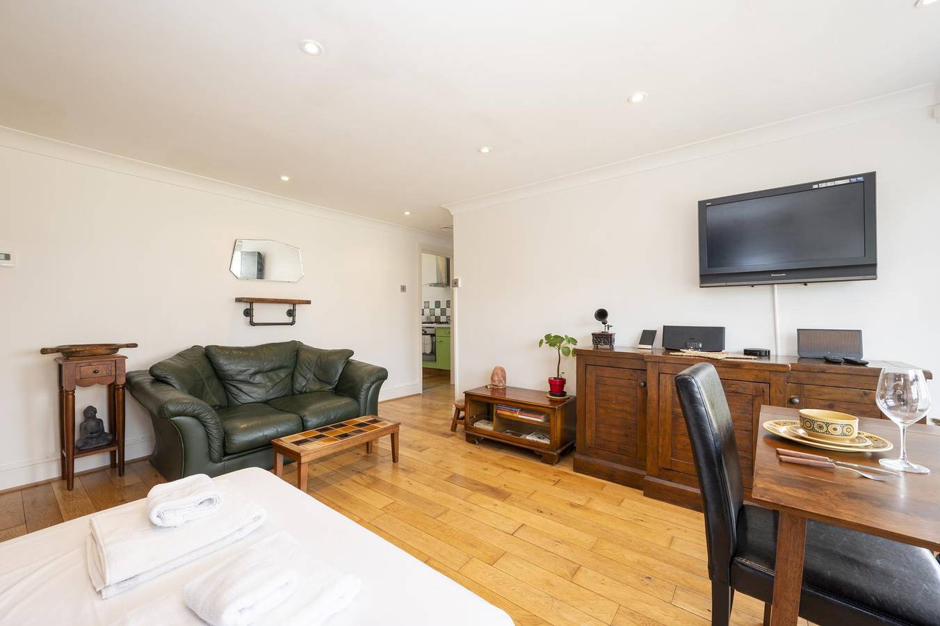 Entire apartment, Bright & Peaceful Apartment Near Kingston Centre - Pass the Keys in Kingston upon Thames, London