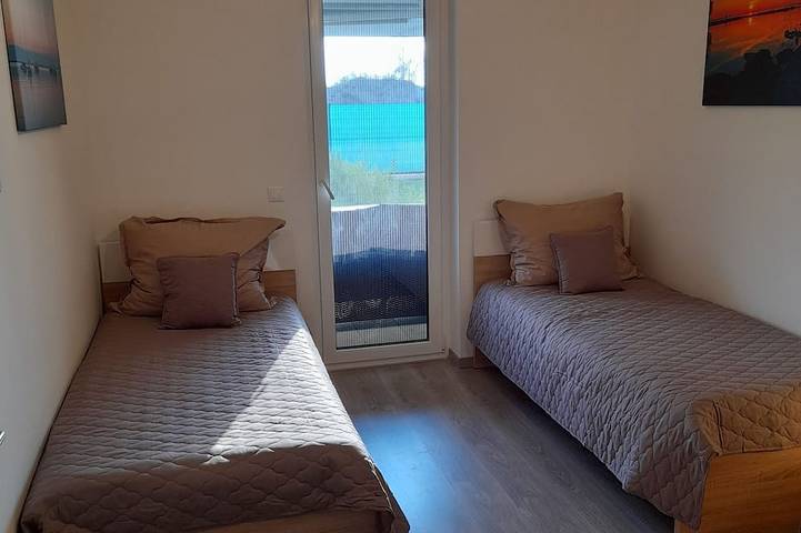 Appartement entier, Appartement Sunset Beach directement sur la plage, mobilier de haute qualité, piscine, jardin, WLAN in Ville de Siófok, Siófok