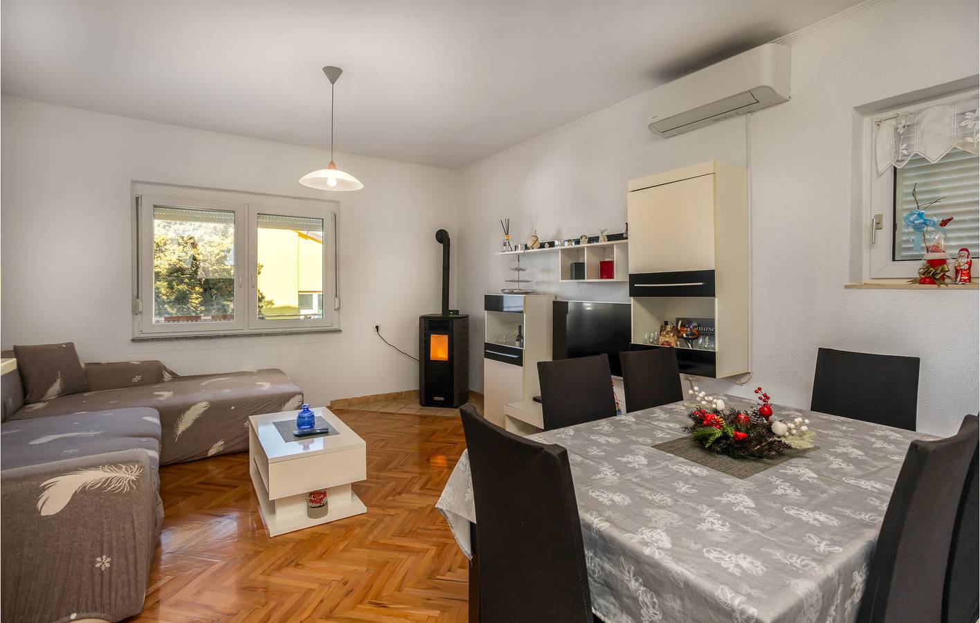 Ganze Ferienwohnung, Modernes Apartment, 2 km vom Strand entfernt, mit WLAN, Parkplatz und Terrasse in Novi Vinodolski, Primorje-Gorski Kotar