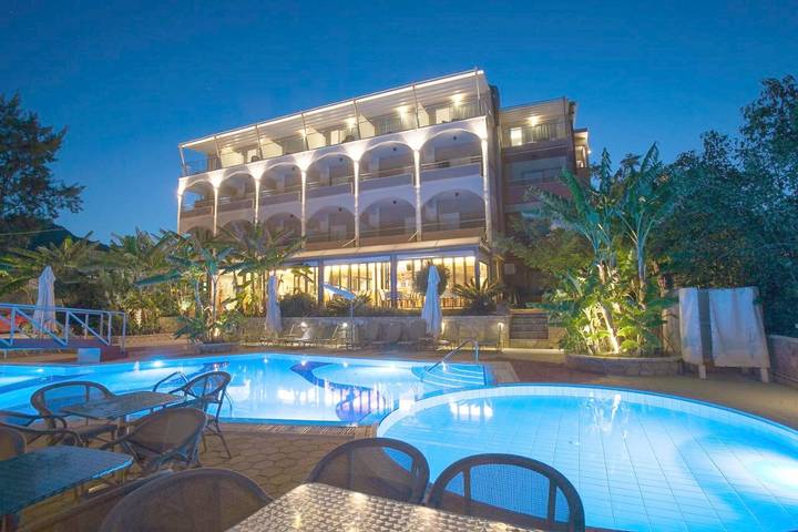 Apartmenthotel für 2 Personen, mit Terrasse und Garten sowie Ausblick und Pool - 1