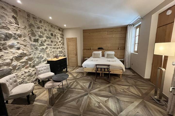 Le 19 - Chambre Patio 34m2 | Centre Historique | Clim in Langeac, Alto Loira