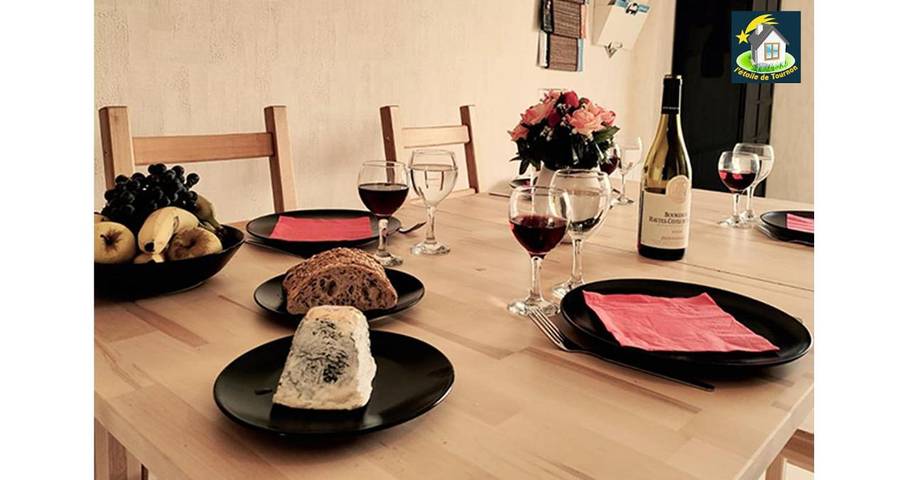 Location de vacances pour 6 personnes, avec vue et jardin à Tournon-Saint-Pierre - 2