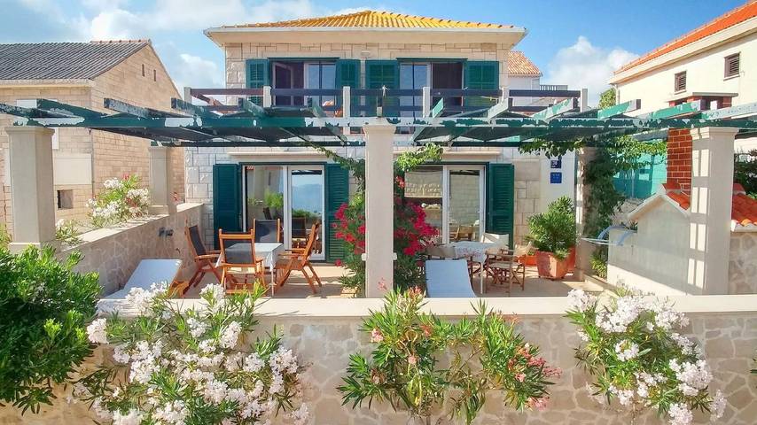 Vacation apartment for 3 people, with terrace and yard in Brac