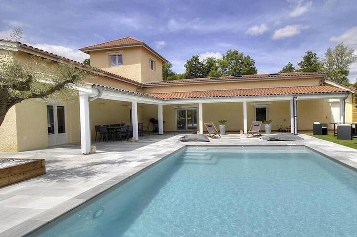 Location de vacances pour 13 personnes, avec jardin et piscine à Bully