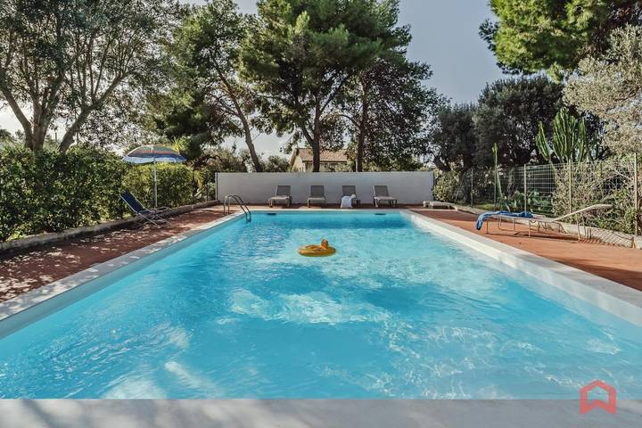Villa per 8 persone, con Balcone e Terrazza nonché Giardino e Piscina a Terrasini