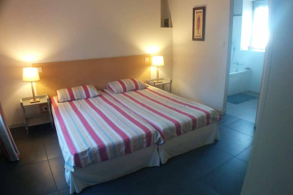 House in Bayonne with swimming pool in wooded park in Saint-Pierre-d'Irube, Bayonne region