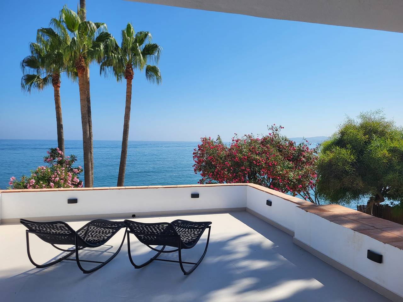 Villa 'Beachfront' with Sea View, Wi-Fi and Air Conditioning in Estepona, Costa del Sol