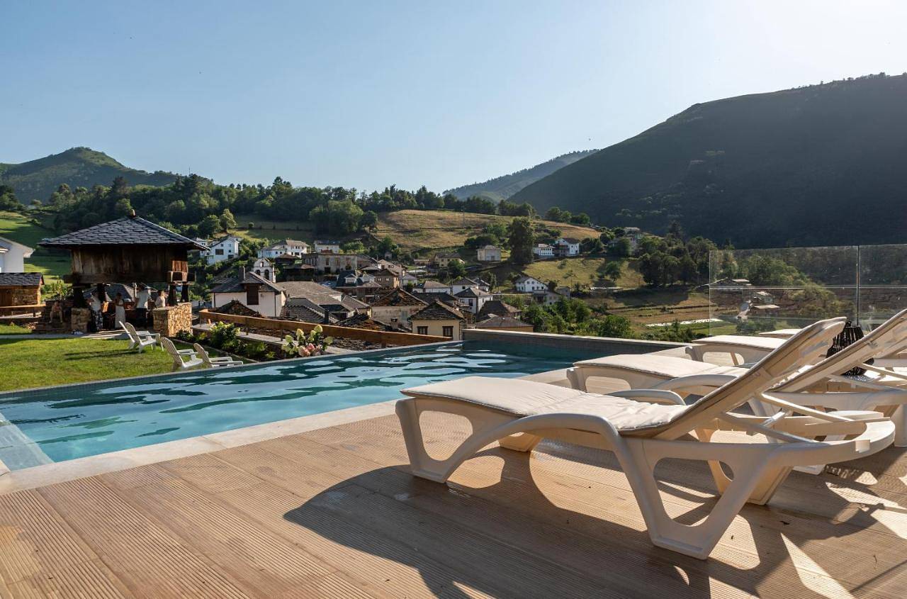Three-Bedroom Premium Apartment with Balcony in Cangas del Narcea, Cordillera Cantábrica