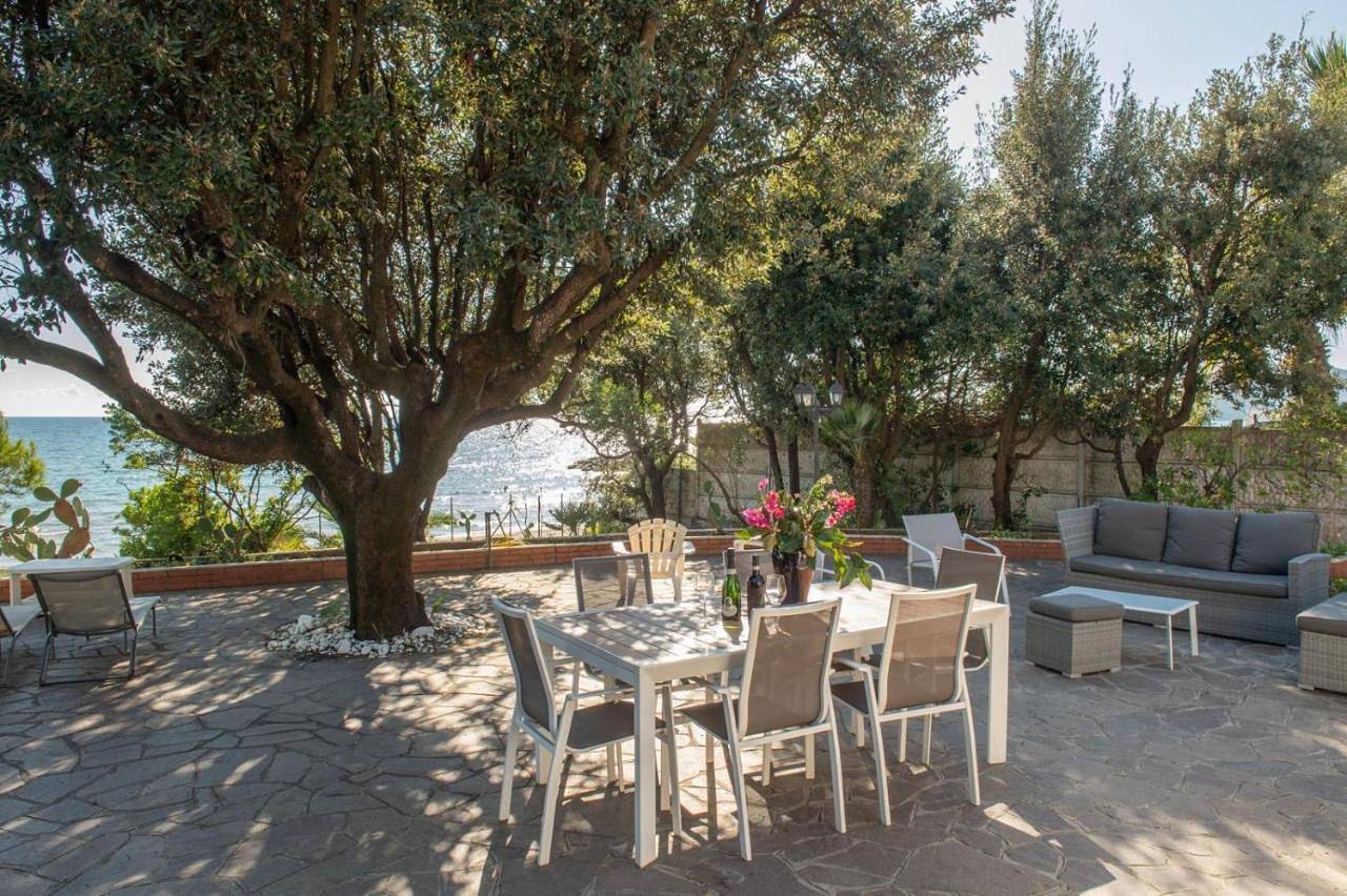 Villa Greg stupenda casa sulla spiaggia con accesso diretto al mare in Spiagga Salto di Fondi, Fondi