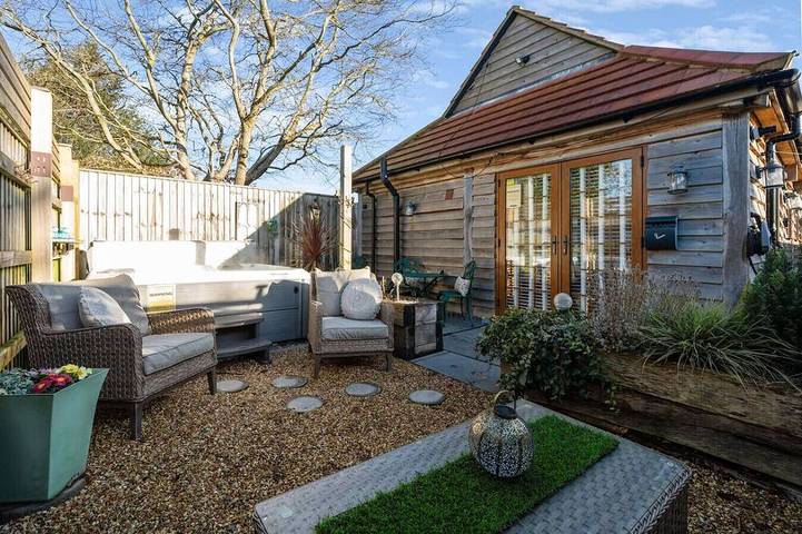 Holiday rental for 4 people, with hot tub and balcony as well as garden in Milford-on-Sea