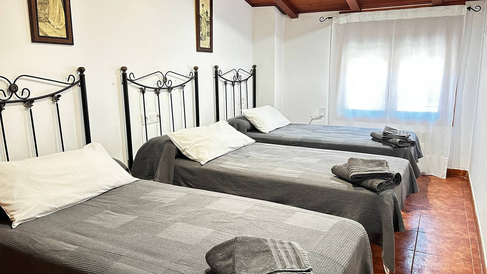 Apartamento entero, Apartamento 'Tres' con vistas a la montaña, terraza compartida y Wi-Fi in Guadalaviar, Muela de San Juan