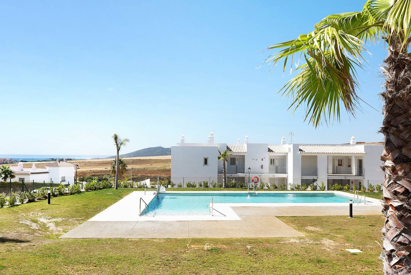 Apartamento entero, Apartamento 'Bajo Con Jardín Privado Atalanterra' con vistas al mar, piscina compartida y Wi-Fi in Atlanterra, Tarifa