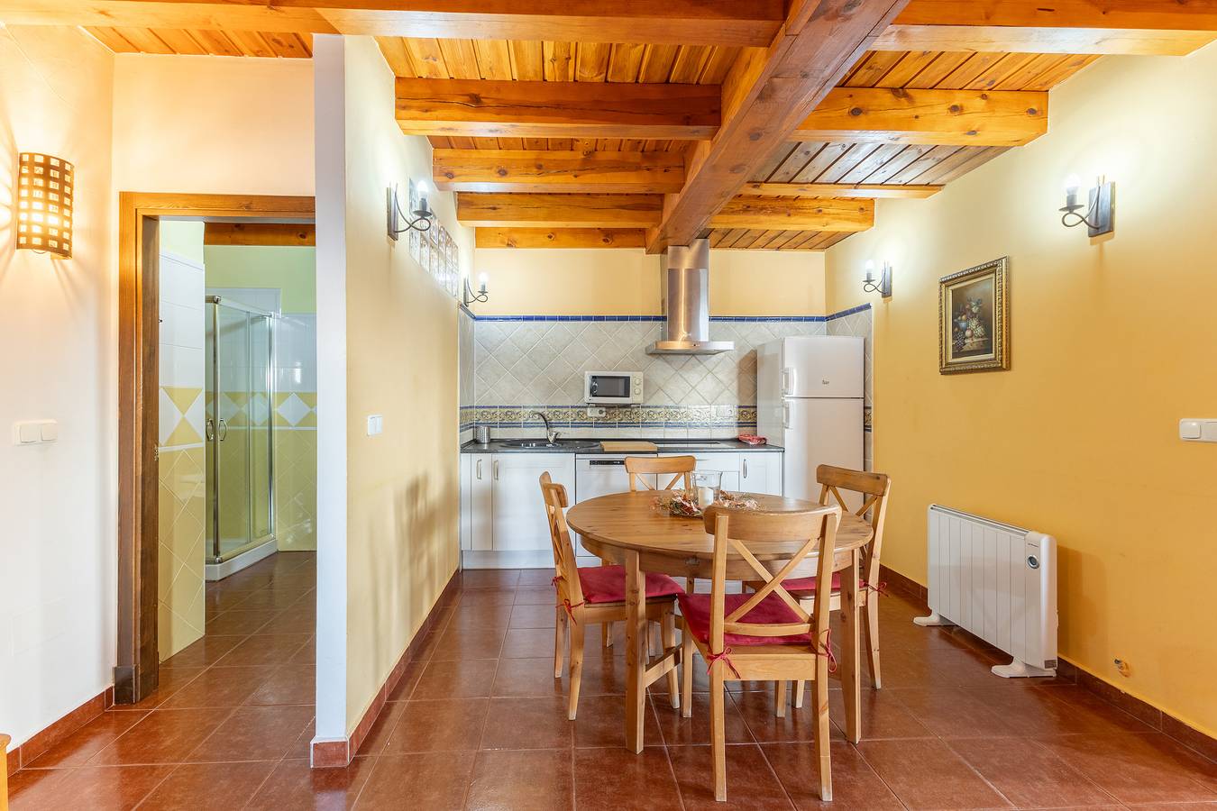 Apartamento entero, Apartamento 'Casa Baja' con piscina compartida, terraza privada y Wi-Fi in Fresnedillas de la Oliva, Provincia de Madrid